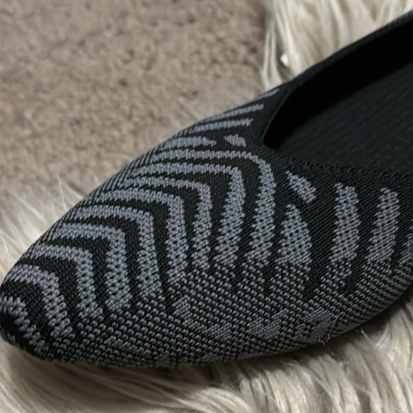 Like New-Knit Pointed Toe Ballet Flat Style-Gray/Black Print - Picture 4 of 14
